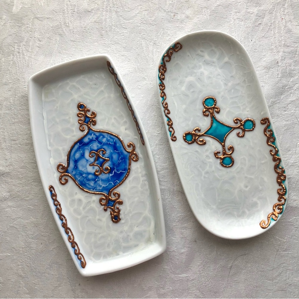Moriage rectangular and oval dishes/trays.
With gold moriage.